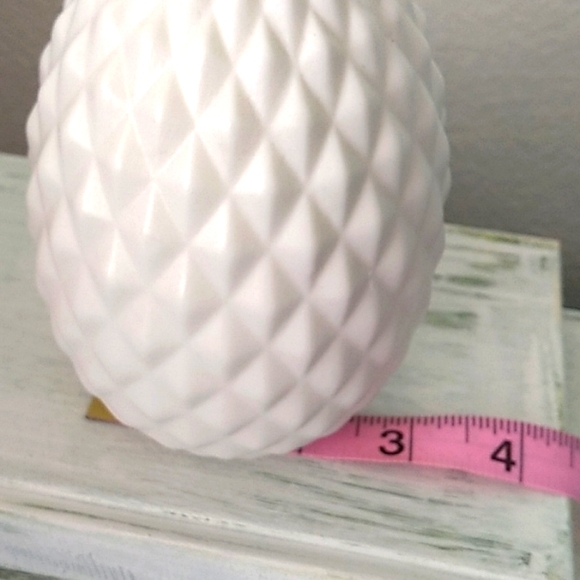 White pinecone pattern ceramic Flower Vase - Picture 10 of 10